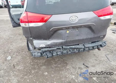 2013 Toyota Sienna Le V6 8 Passenger z USA, uszkodzony, nr VIN 5TDKK3DC1DS358459